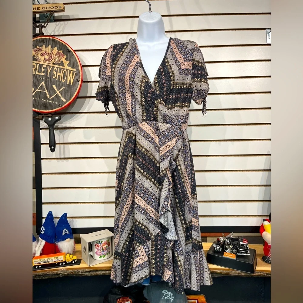 Jody wrap-style dress size medium - Picture 2 of 9